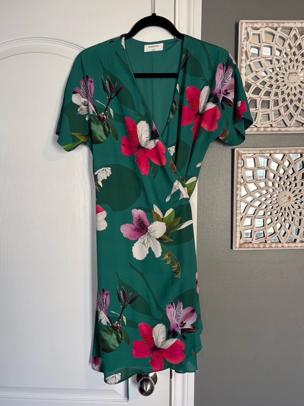 ARITZIA | BABATON WALLACE GREEN FLORAL WRAP DRESS